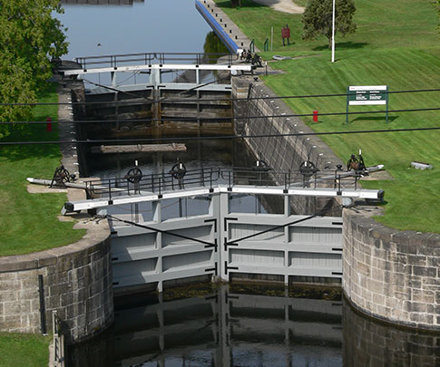 As you continue your stroll, soak up the scenic views and sounds along the Rideau Canal. Relax at Victoria Park, work on your rowing technique, or take it all in while waiting for the fish to bite. 